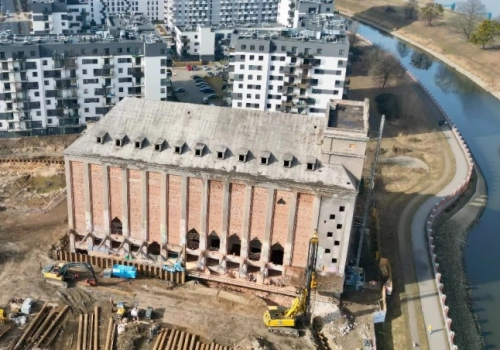 Dawny elewator nad Odrą dostaje drugie życie. Zobacz, jak zmienia się w mieszkania