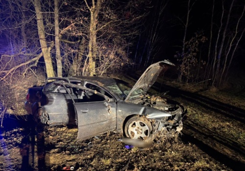 Dachowanie Audi. Pojazd uderzył w betonowy przepust. Trzy osoby trafiły do szpitala