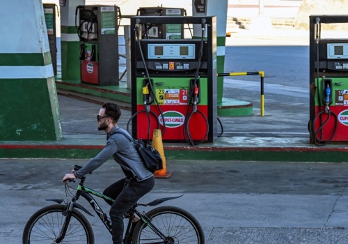 Na Kubie skończyło się paliwo. Ludzie przesiadają się na rowery i furmanki