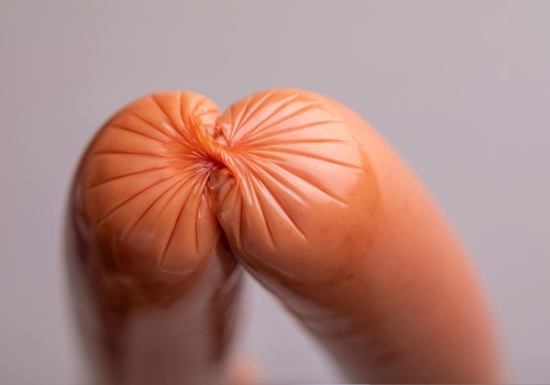 Gdzie wyrzucić folię po parówkach i dlaczego żółty kosz to zły wybór? To wcale nie jest oczywiste