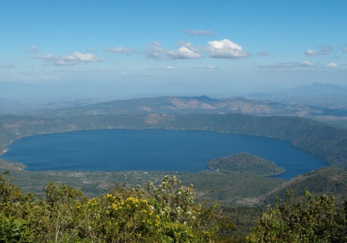 Pradawny wulkan i jezioro o osobliwym zabarwieniu. Astronauta udostępnił zdjęcie wykonane z ISS