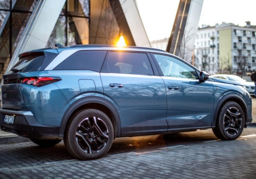 Rozpoczynamy test nowego 7-osobowego Peugeot 5008 Plug-In Hybrid GT. Co ma na wyposażeniu rodzinny SUV?