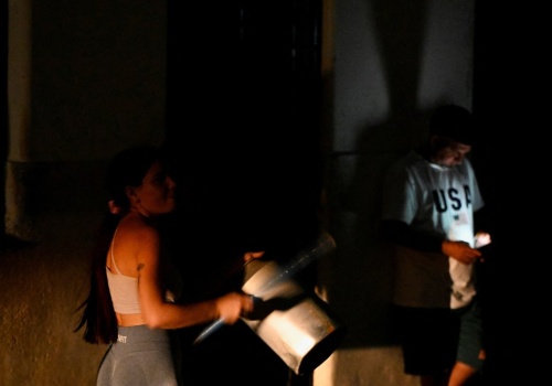 Brak prądu wyciąga ludzi na ulice. Na wyspie dorożki zastępują auta