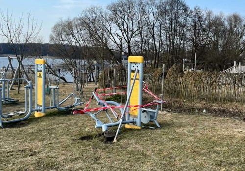 Auto bez kierowcy stoczyło się na siłownię przy popularnej plaży