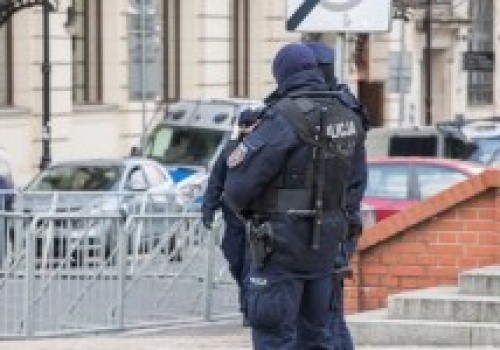 Budynek warszawskiego liceum ostrzelany