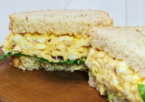 W PRL-u była kanapkowym hitem w piątki. Dodaję ekstra składnik i jest jeszcze zdrowsza i smaczniejsza