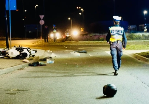 Pijany motocyklista z sądowym zakazem spowodował wypadek. Pasażerkę zabrał śmigłowiec LPR