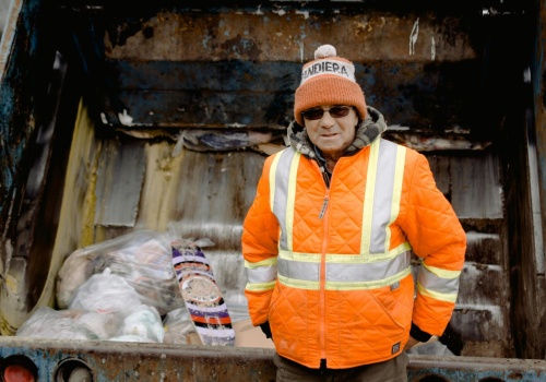 Kupują tonę książek za 500 zł i zarabiają na nich tysiące. Oto jak działa biznes z makulatury na Allegro