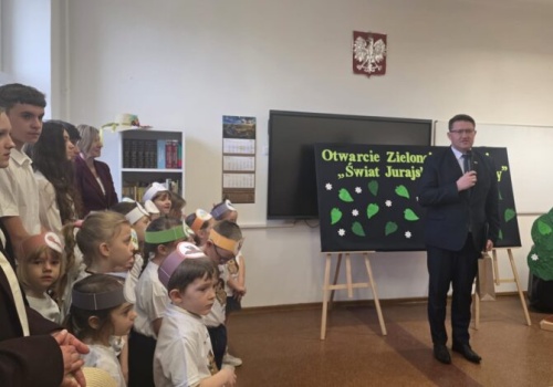 „Świat Jurajskiej Przyrody” otwarty w Zrębicach. Uczniowie będą uczyć się ekologii wśród zieleni