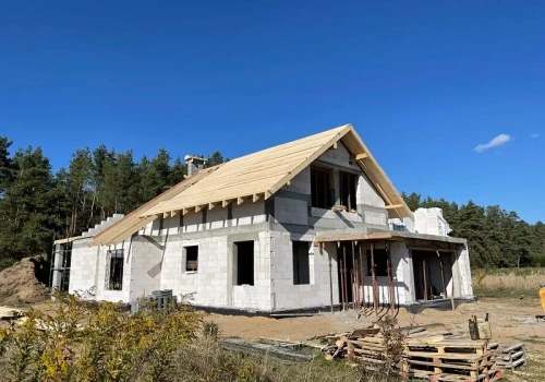 Parterówka czy poddasze? Różnica w kosztach potrafi być porażająca