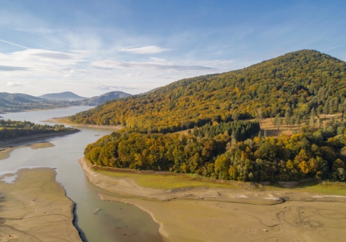 Jezioro wysycha, turystów ubywa. Mieszkańcy i samorządowcy alarmują
