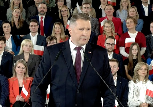Kaczyński namaścił na premiera nie Czarnka, lecz Mentzena lub Bosaka
