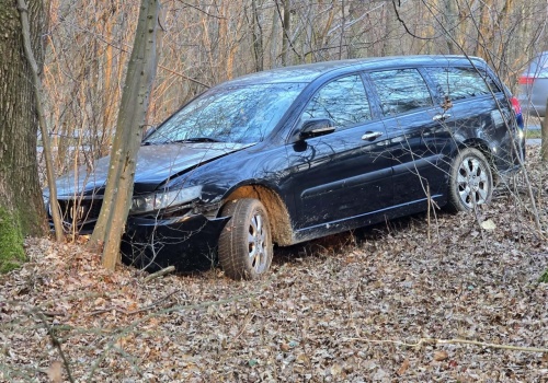 Jeden skręcał, drugi wyprzedzał. Na ul. Osmolickiej w Lublinie Honda uderzyła w drzewo