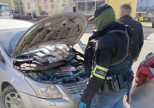 Kontrabanda ukryta w komorze silnika osobówki. Łódzka KAS przejęła 1405 paczek papierosów bez akcyzy