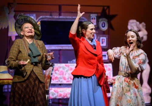 Komedia Bałuckiego wraca na deski Teatru Cieszyńskiego. Scena Polska zaprezentowała  „Niewolnice z Pipidówki”