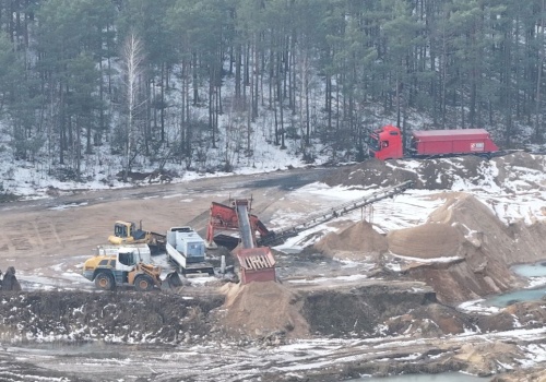 Dron przyłapał ich na gorącym uczynku. Zrzucali do wyrobiska coś czarnego