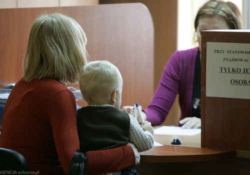 Urząd wypłaca 1000 zł dla dziecka. Wiele rodzin odpada przez jeden warunek