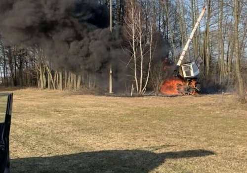 Pożar maszyny leśnej. Pojazd cały objęty był ogniem