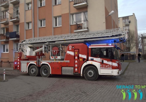 Interwencja straży przy Krakowskim Przedmieściu 8 w Sieradzu. Mieszkańcy zgłosili duszący zapach