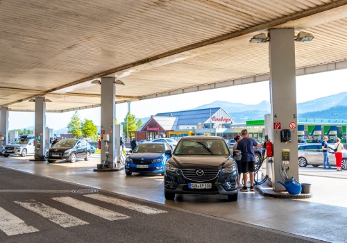 Turystyka paliwowa nabiera tempa. Kierowcy polują na tańsze tankowanie