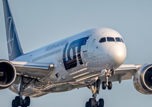 Rejsy LOT-u dla Polaków na Bliskim Wschodzie. Przewoźnik tłumaczy się z cen biletów