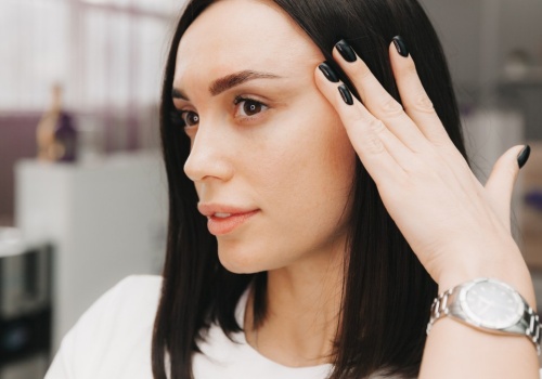 Tarczycowe brwi. Charakterystyczny objaw niedoczynności widoczny na twarzy