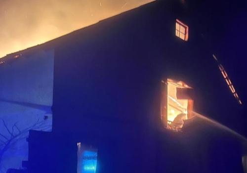 Nocny pożar w gospodarstwie pod Kołem. Dach się zawalił, w akcji 48 strażaków