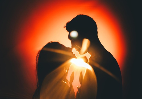 To jedno kłamstwo wzmacnia związki. Dzięki niemu czujemy się bardziej kochani