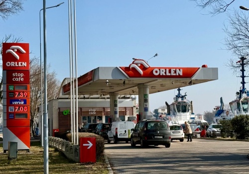 Niemieckie media: rady dla tankujących w Polsce i promocja Orlenu