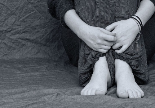 Dlaczego młodzi czują się samotni? Ekspert wskazuje internet, presję i brak wsparcia