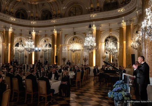 Kolacja w pałacu prezydenckim. Król Szwecji przywiózł... własną zastawę