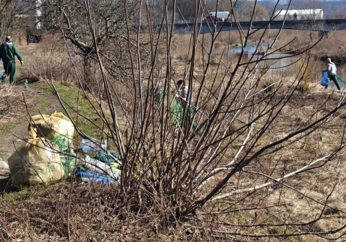 Więźniowie w Nowym Sączu w akcji nad rzeką! Zebrali ponad dwie tony odpadów