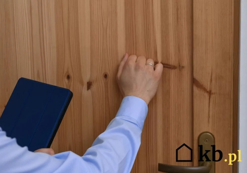 Komornik może wejść do mieszkania bez zgody. Ale tych rzeczy nie wolno mu zabrać