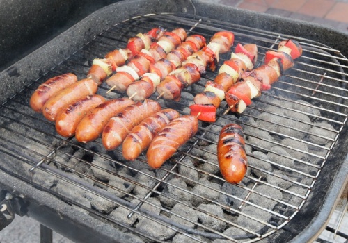 Czy można robić grilla na balkonie? O tych przepisy wielu zapomina. Mandat nawet 5 tys. zł