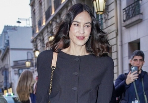 Słynna it-girl powraca. Alexa Chung podbija Paryż w kultowej torebce