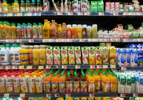 Pleśń, inny smak, zła etykieta. Nieprawidłowości w co piątym soku lub nektarze