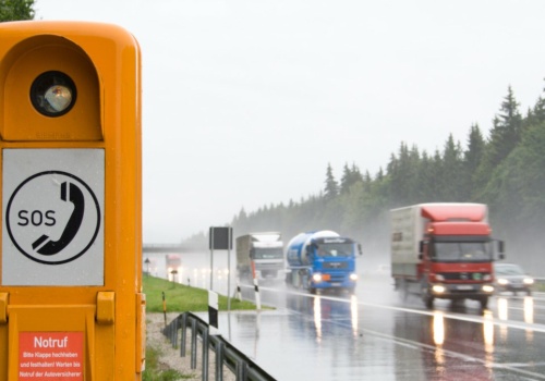 Pomarańczowy telefon na autostradzie. Przyda się, gdy nie ma zasięgu