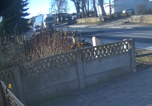 O włos od tragedii na pasach. Pieszy musiał uciekać przed ciężarówką