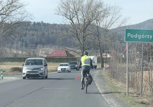 Samochody kontra rowery na drodze. Tylko wzajemny szacunek poprawi bezpieczeństwo