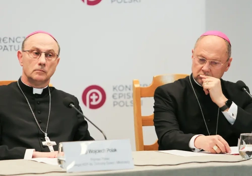 Biskupi zepsuli własny pomysł – powołali komisję, która niewiele może