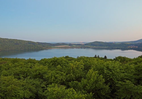 Niemcy: jezioro wulkaniczne wykazuje oznaki aktywności. Poprzednia erupcja nastąpiła w epoce lodowej