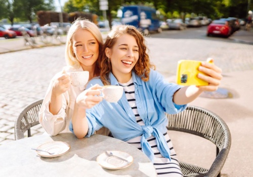 Kawa, deser i rozmowa z przyjaciółką. Małe przyjemności, które wzmacniają relacje