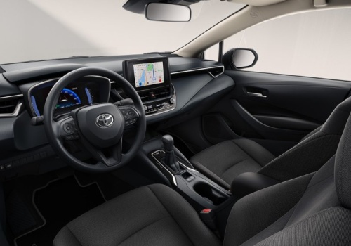 Corolla w sedanie dawno nie była tak tania. Do wyboru benzyna 1.5 lub hybryda 1.8