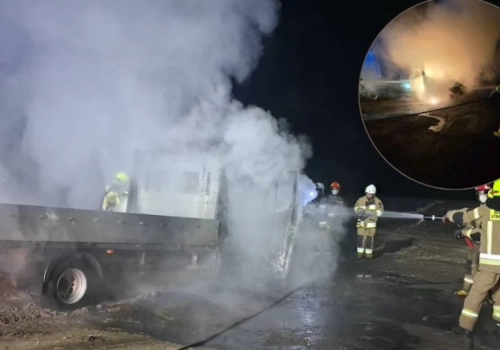 Pod Ciechanowem spłonął mercedes