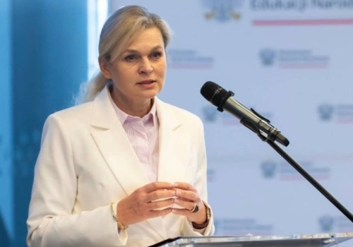 Polskie nastolatki są zestresowane, przemęczone i boją się porażek. MEN chce to naprawić