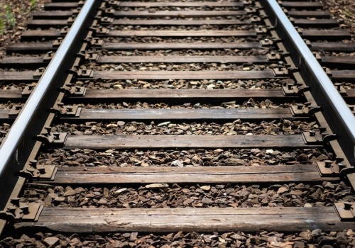 Nieprzytomna kobieta na torach. Szybka reakcja świadka zapobiegła tragedii