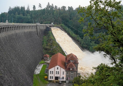 Po raz pierwszy od 50 lat będzie widać dno. Coraz mniej wody w jeziorze na Dolnym Śląsku