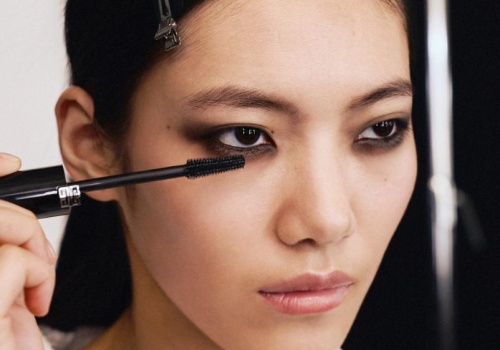 Makijaż wprost z hipnotyzującego pokazu Sarah Burton dla Givenchy na jesień i zimę 2026