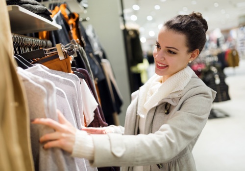 Styl „frugal chic girl” supertrendem 2026 roku. Sprawdzi się bez względu na wiek