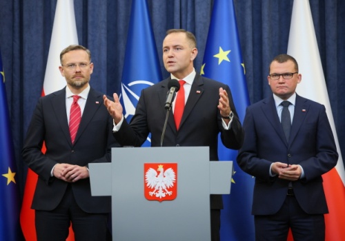 Polacy podzielenie prawie po równo ws. weta prezydenta do ustawy o SAFE. W internecie stos wulgaryzmów wobec głowy państwa